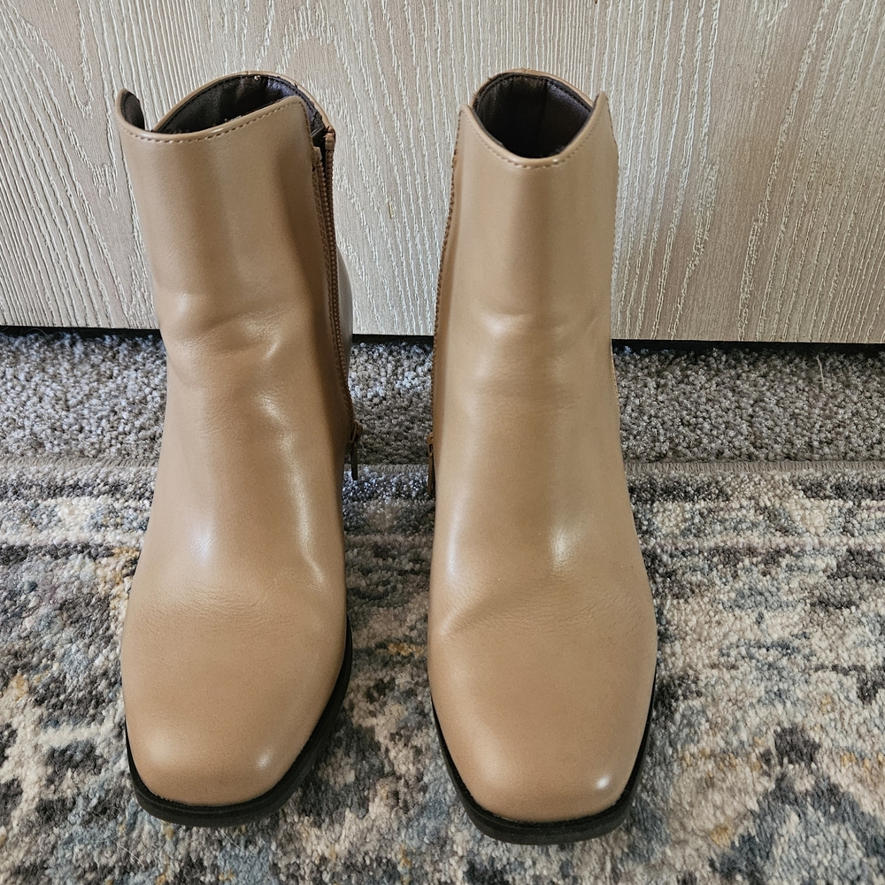 White Mountain Classic Tan Beachwood Smooth Ankle Booties